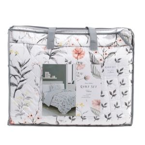 GREAT BAY HOME
Maisie Wildflower Quilt Set